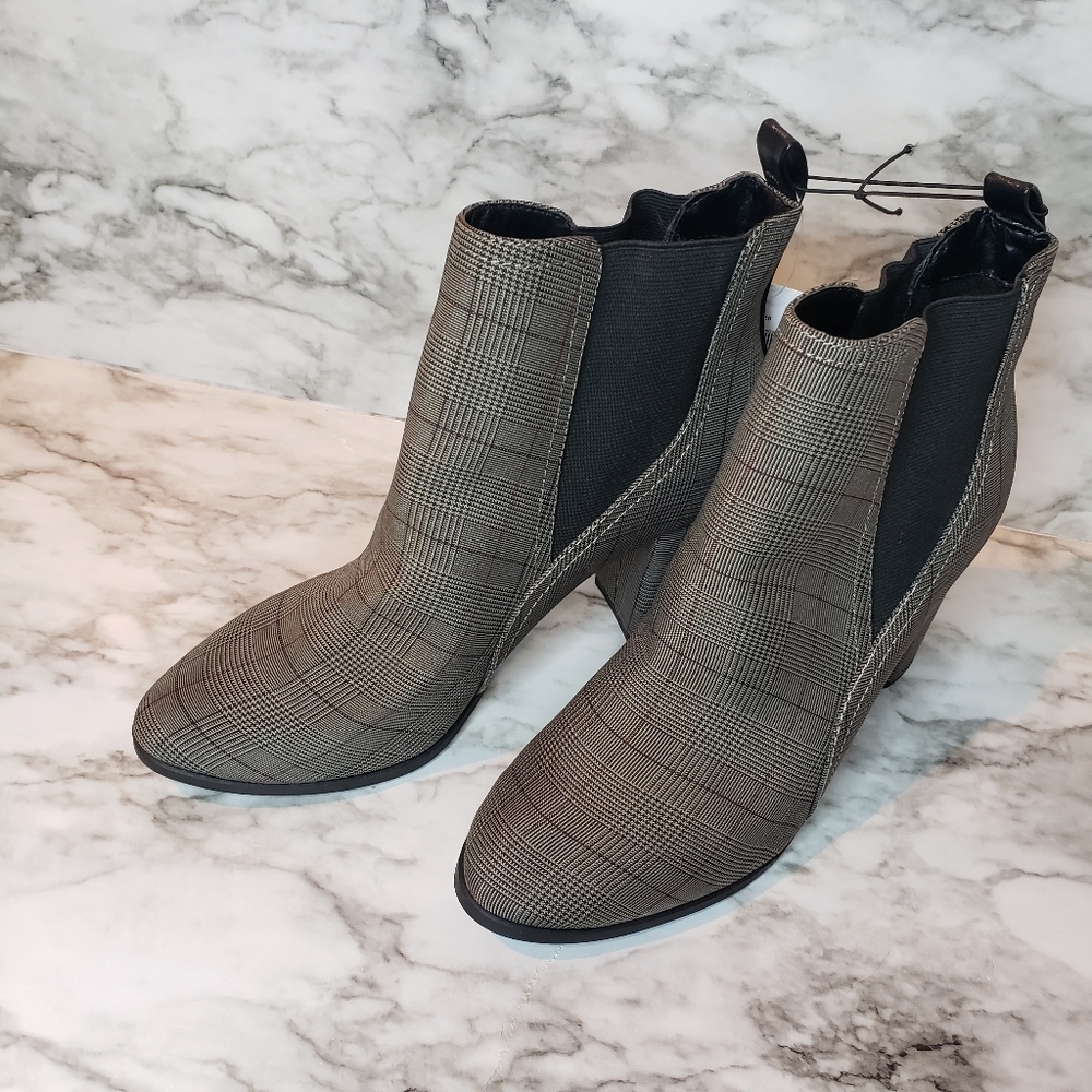 Plaid pull on ankle booties size 9